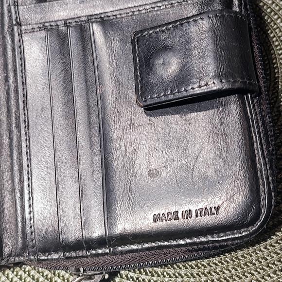 Vintage Prada leather wallet w zipper. Pre-owned, good condition, clean. - Picture 6 of 16